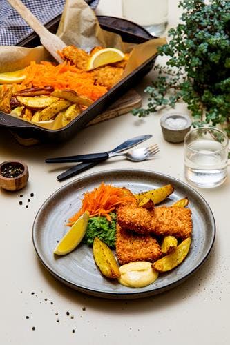 Fish & chips med ertepuré og revet gulrot