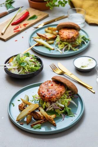Hjemmelaget asiatisk kyllingburger, sprø kålsalat og hvitløkspoteter