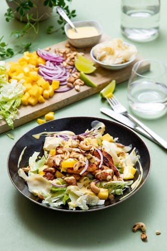 Asiatisk kyllingsalat med syltet ingefær og curry- og mangodressing