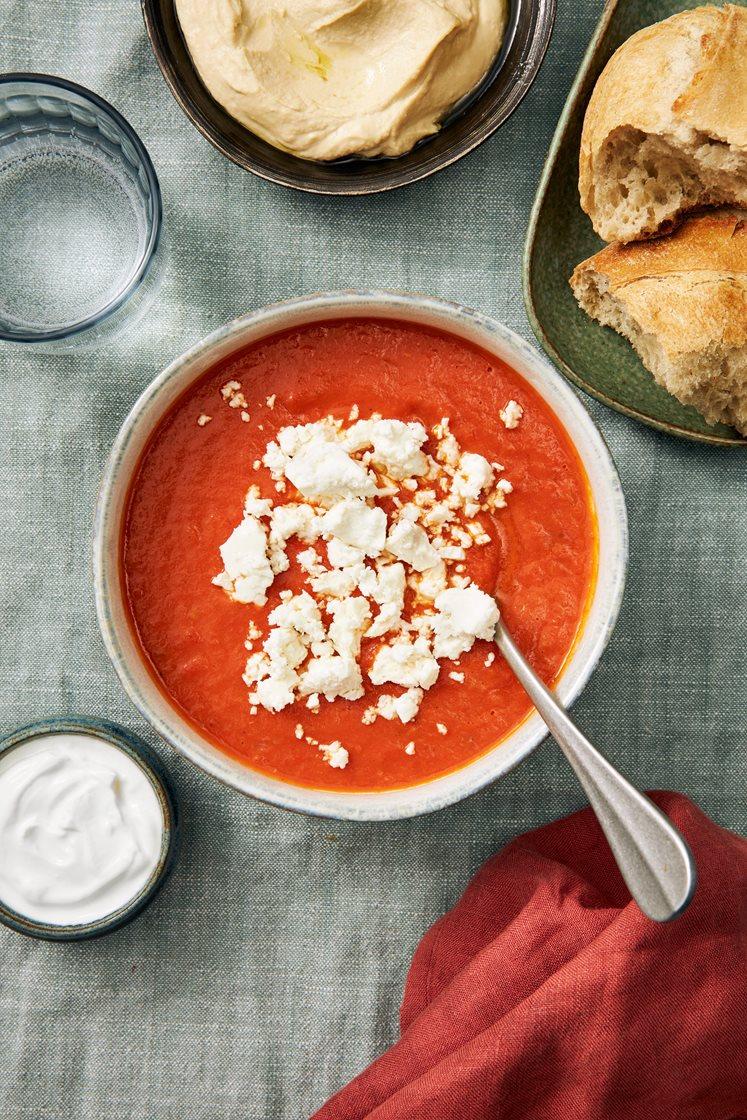 Tomatsoppa med surdegsbröd och hummus