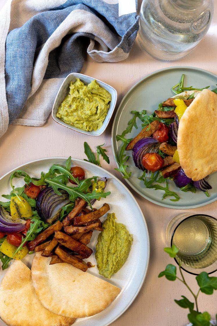 Soya og ingefærglaserte svinestrimler i pitabrød med bakte grønnsaker og avokadohummus