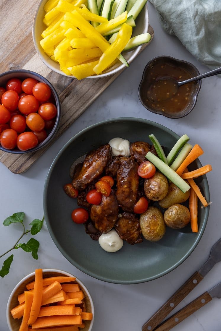 Kyllingvinger i barbequesaus med poteter, friske grønnsaker, aioli og sweet chilisaus