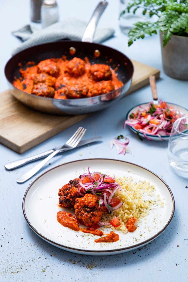 Tyrkisk køfte i fyldig tomatsaus med bulgur og tomat- og løksalat