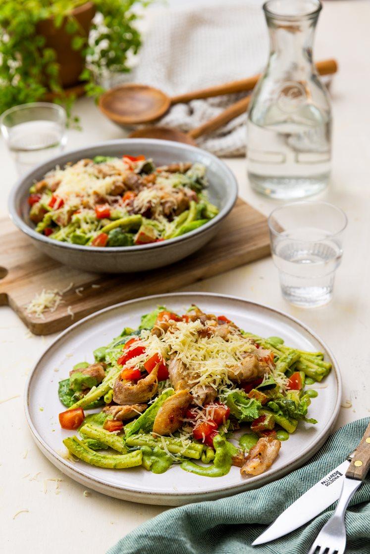 Pastasalat med kylling, kremet spinatsaus og Grande Premium