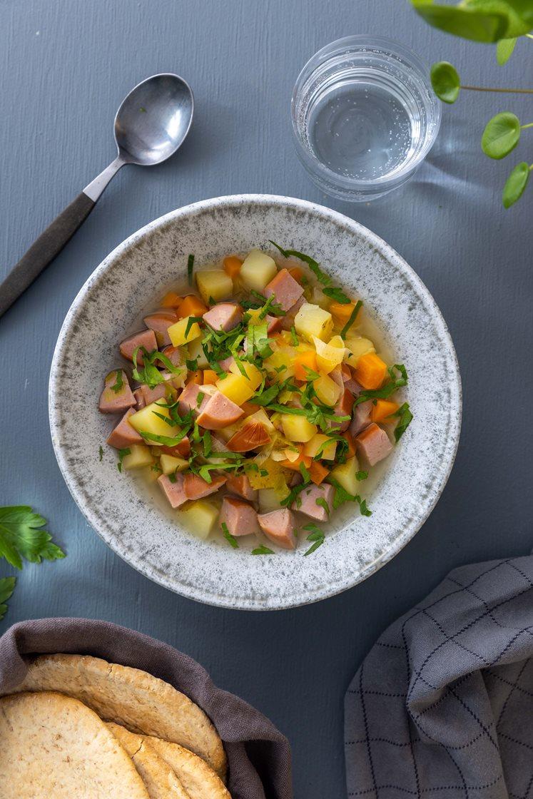 Grønnsakssuppe med rotgrønnsaker og magre kjøttpølser