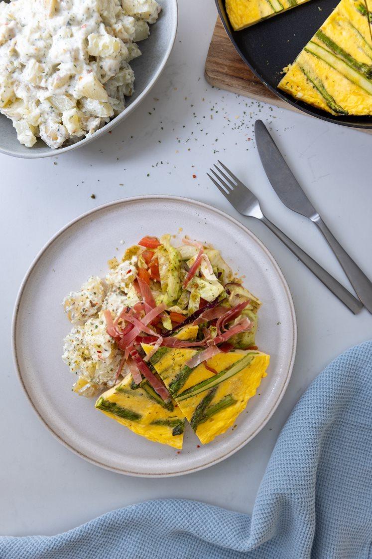 Aspargesomelett med spekeskinke, kremede poteter og tomatsalat 