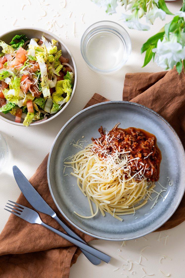 Ferdiglaget pasta bolognese med frisk salat og revet ost