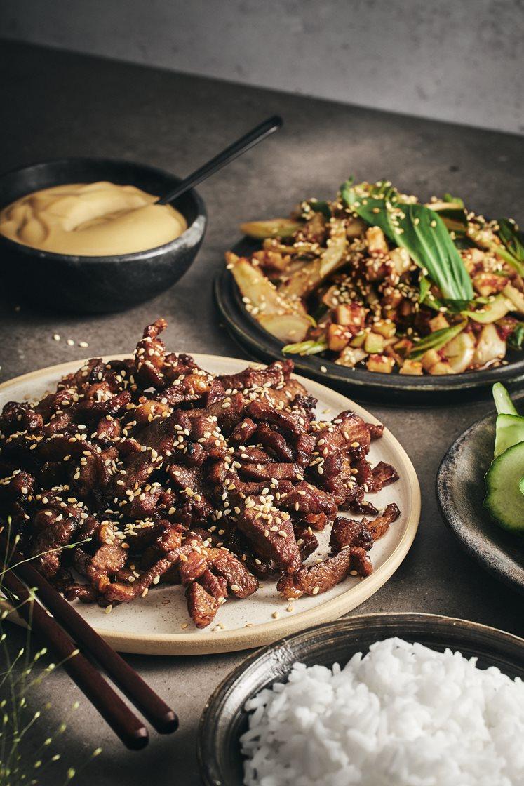 Bulgogi - Marinert svinefilet med pære- og pak choysalat, ris og soyamajones