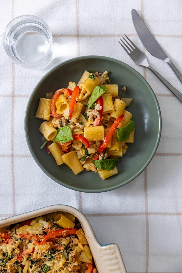 Gratinert pastaform med kyllingkjøttdeig og paprika 