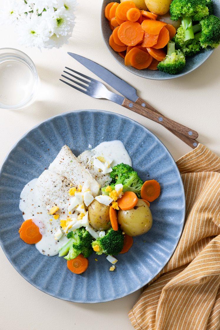 Ovnsbakt torsk med egg, kokte poteter, grønnsaker og bechamelsaus