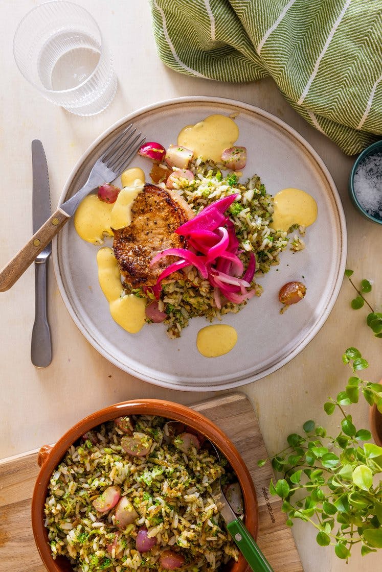 Svinekam med brokkoliris, syltet rødløk og currydressing