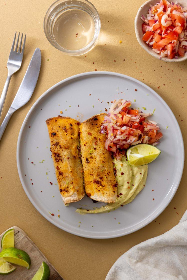 Taquitos fylt med chili con carne, servert med avokadohummus og fersk tomatsalsa