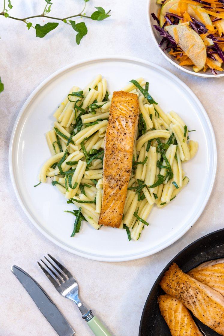 Stekt laks med pasta i spinatsmørsaus og rødkål- og eplesalat