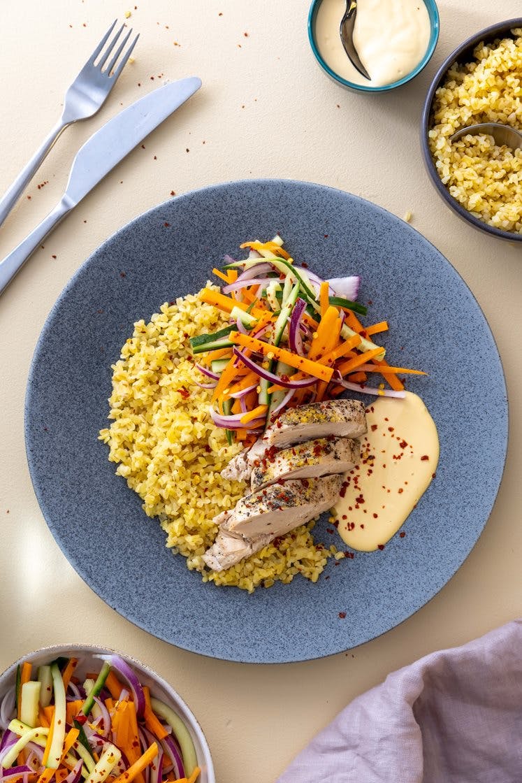 Sous vide-kyllingfilet med ingefærsyltede grønnsaker, bulgur og soyamajones