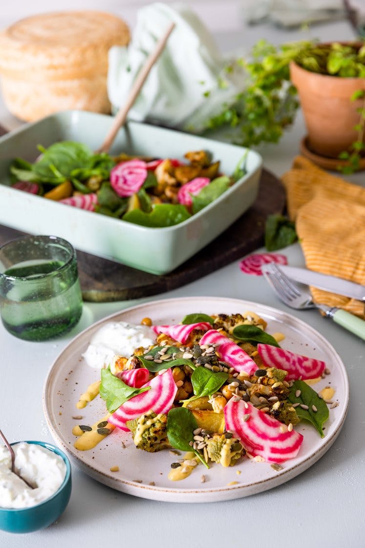 Ovnsbakte poteter med romanesco, tzatziki, polkabete og currydressing