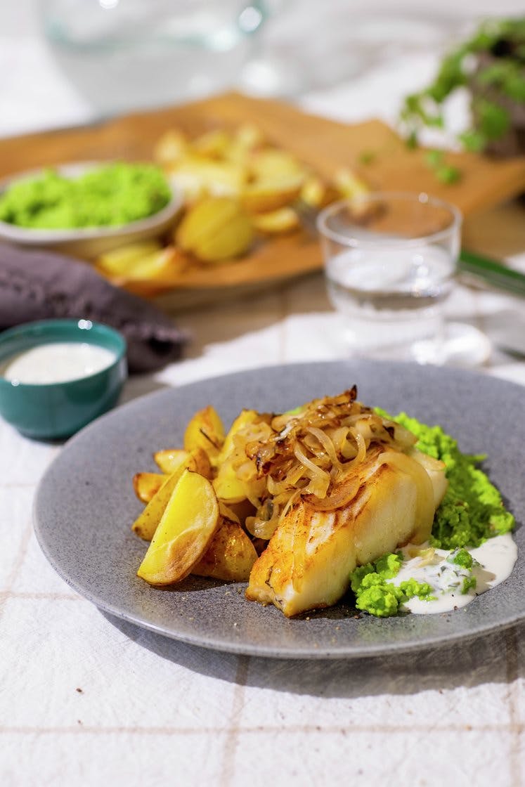 Pannestekt torsk med stekt løk, ertepuré og urtedressing