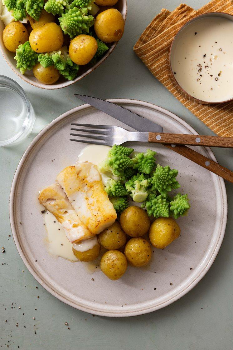 Pannestekt hysefilet med kokte poteter, romanesco og smørsaus