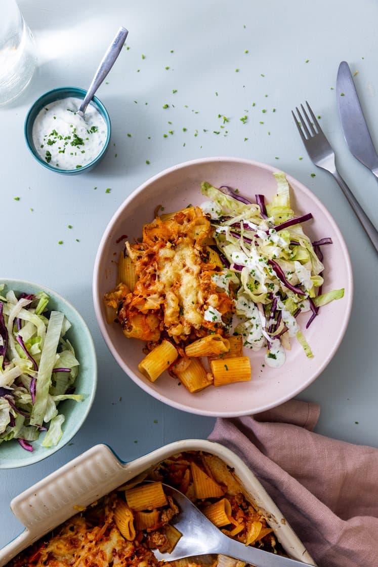 Gratinert pastaform med tomatisert chorizodeig, salat og rømmedressing