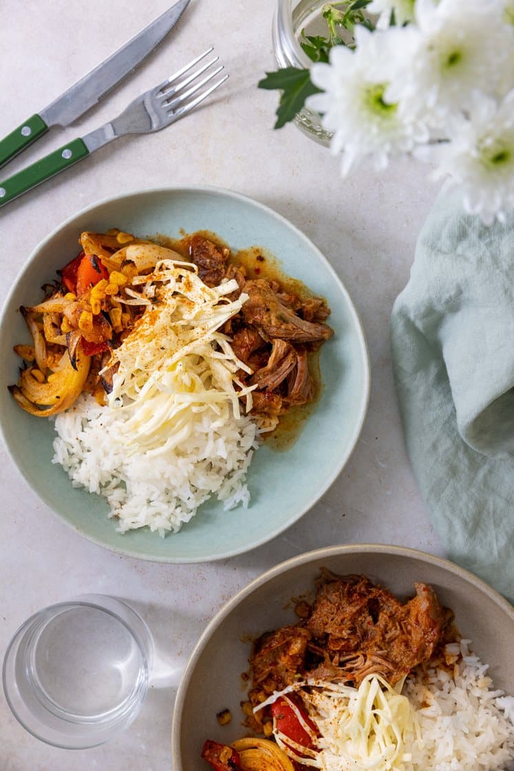 Bbq-bowl med mørkokt svinenakke, ris, bakt paprika og ristet mais 