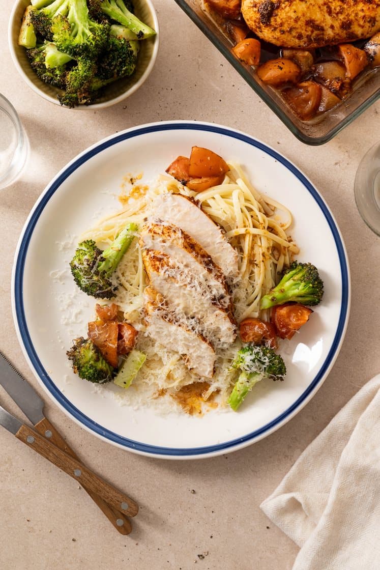 Linguine med kyllingfilet og tomat, hvitløksbakt brokkoli og Grana Padano