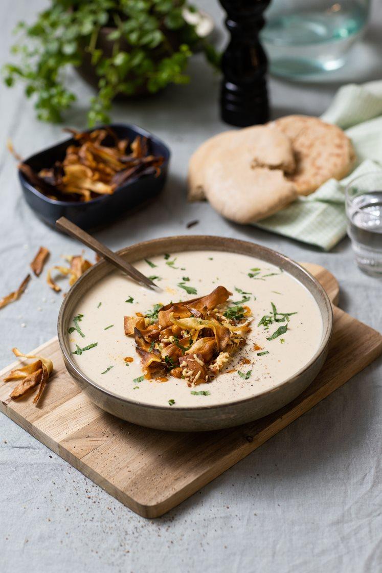 Hjemmelaget pastinakksuppe med persille og krispy ostekrutonger