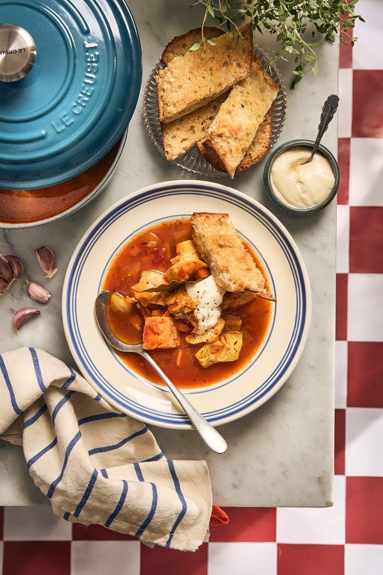 Bouillabaisse - Fransk tomatisert fiskesuppe med hvitløksbakte bagetter og aioli