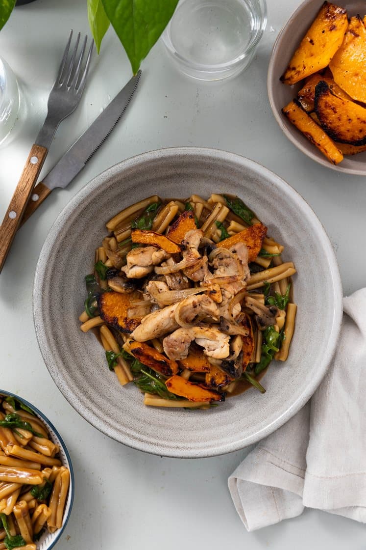 Strimlet kyllinglårfilet med pasta i soppsaus, gresskar og spinat