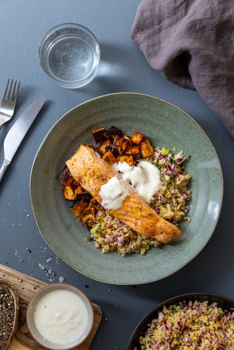 Laksefilet med sitron- og chilibakt aubergine, bulgursalat og yoghurt