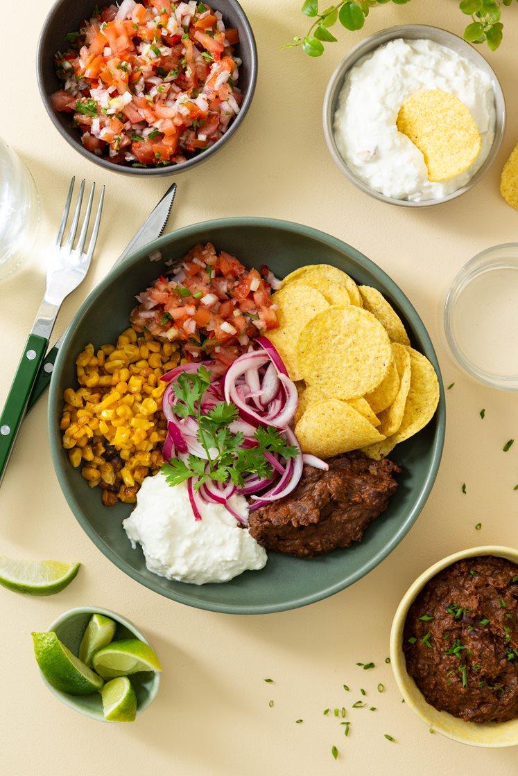 Frijoles refritos - meksikansk bønnegryte med pico de gallo, nachochips og fetaostkrem