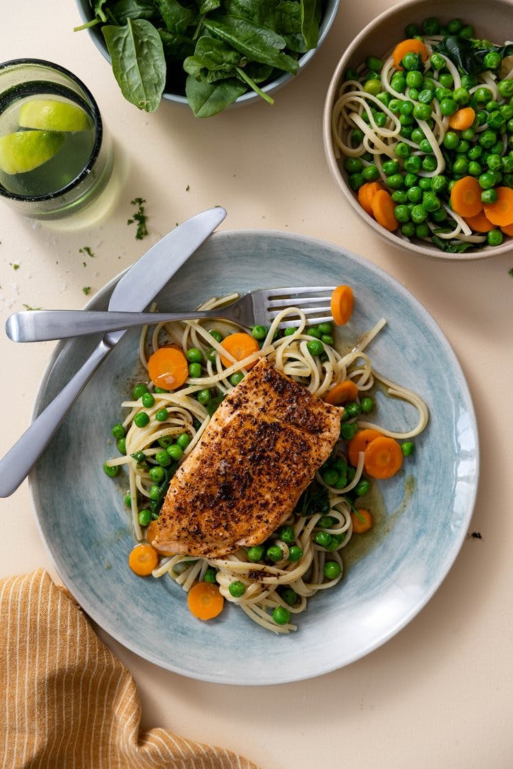 Sitruskrydret laks med pasta linguine, grønne erter og spinat