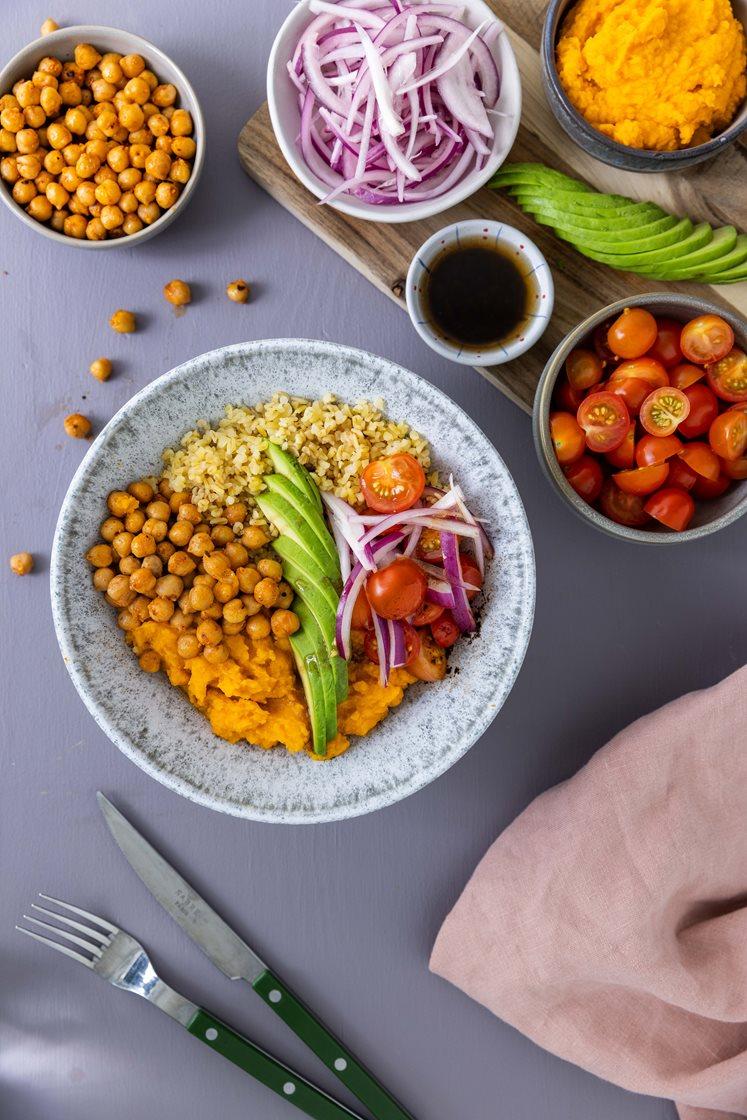 Buddha bowl med søtpotetmos, bulgur og spicy kikerter