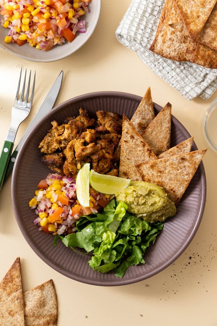 Salatbowl med kyllinggyros, maissalsa, avokadohummus og hjemmelagde tortillachips