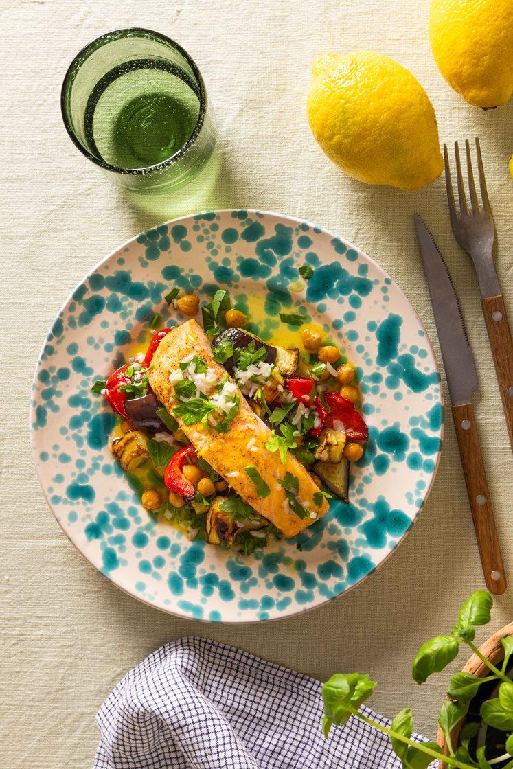 Salmone al limone con paprika, zucca e ceci, burro al prezzemolo