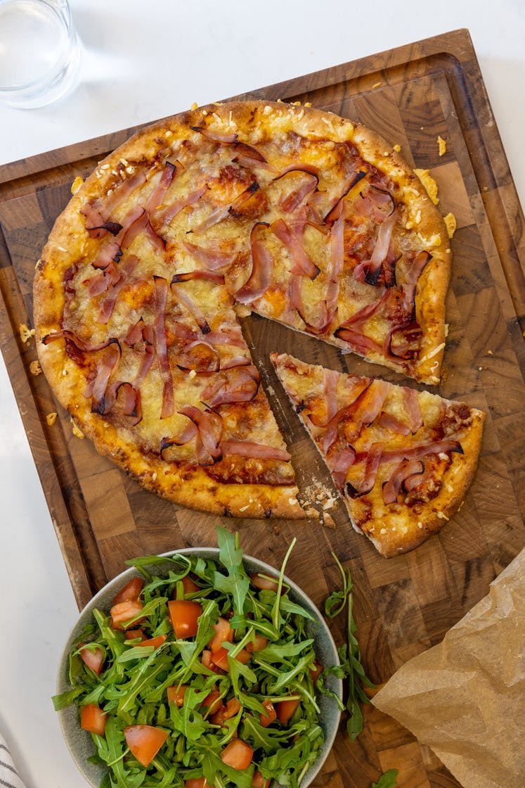 Steinovnsbakt pizza med skinke, ruccola og tomat