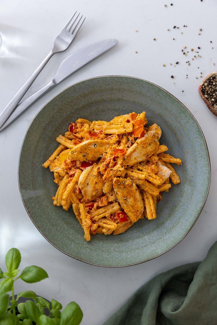 Kremet alt-i-ett pastagryte med kylling og paprika 