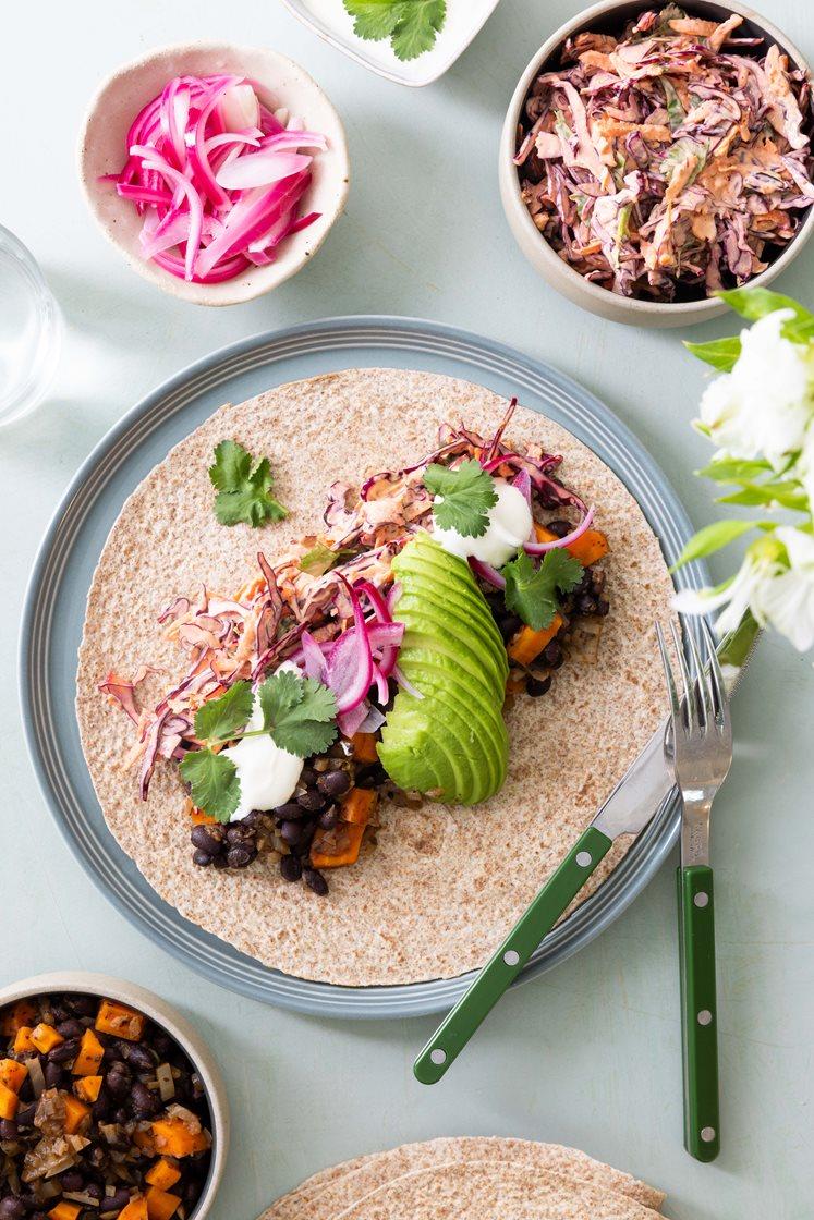 Wraps med refried beans, syltet rødløk, coleslaw og avokado