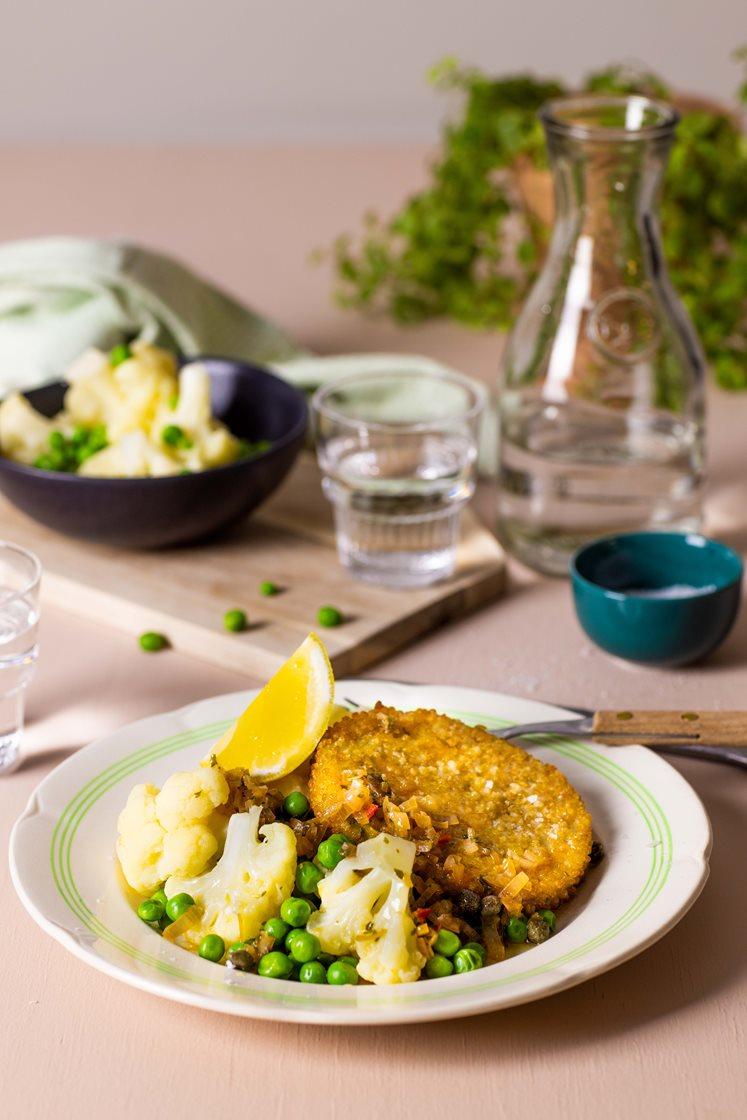 Vegetarschnitzler med blomkål, erter, potetmos og kaperssmør