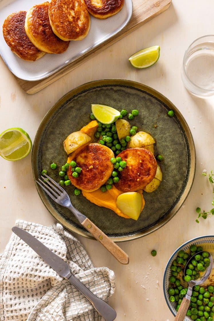 Fiskekaker med gulrotpuré, ertesmør og kokte poteter