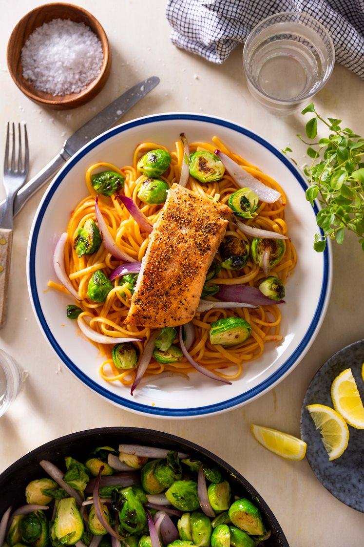 Bakt laks med linguine i mild ajvar, pannestekt rosenkål og rødløk