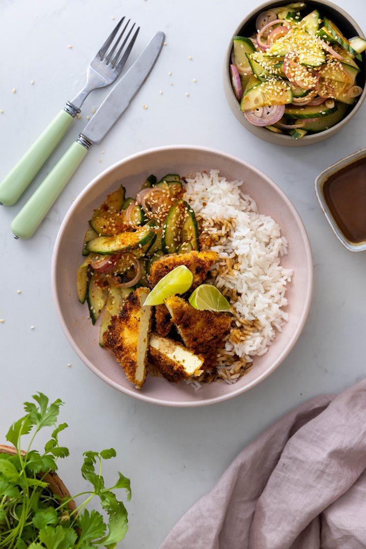 Tofu katsu med ris og frisk agurksalat med sesamfrø