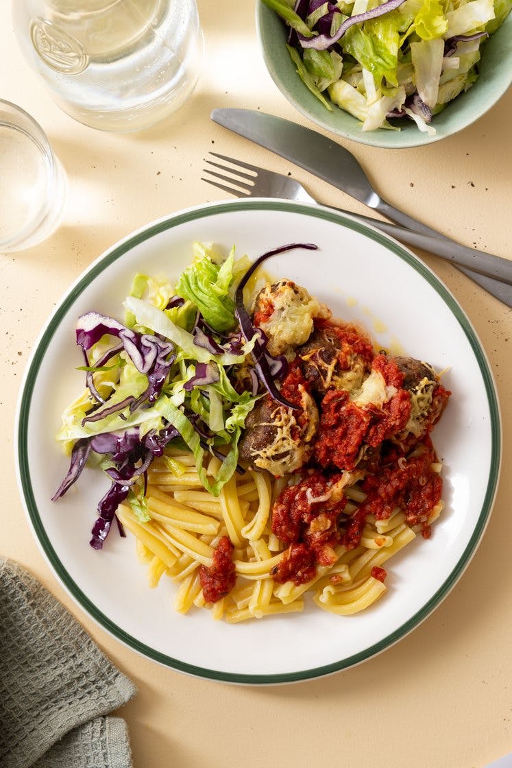 Ostegratinerte kjøttboller i tomatsaus med pasta og grønn salat