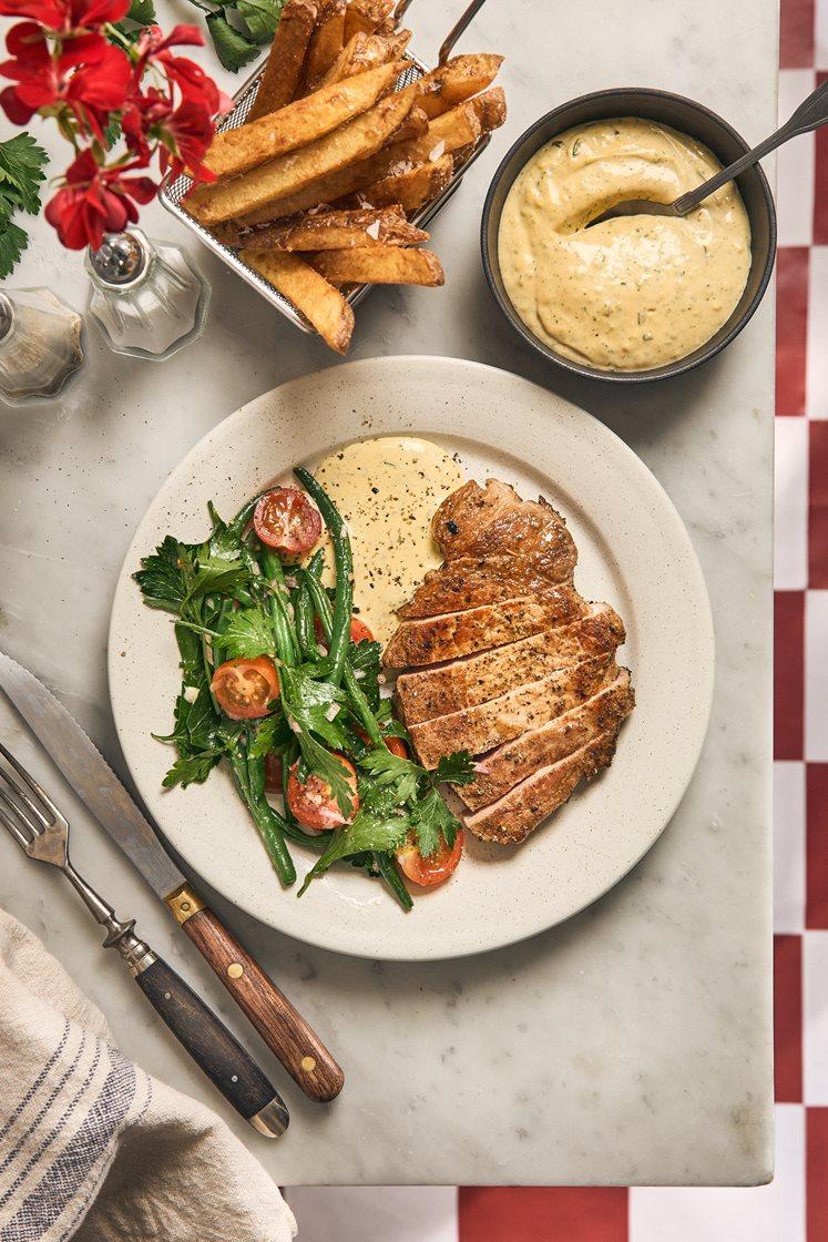 Porc aux Herbs - Urtestekt svinebiff med bearnés, lun bønnesalat og pommes frites 