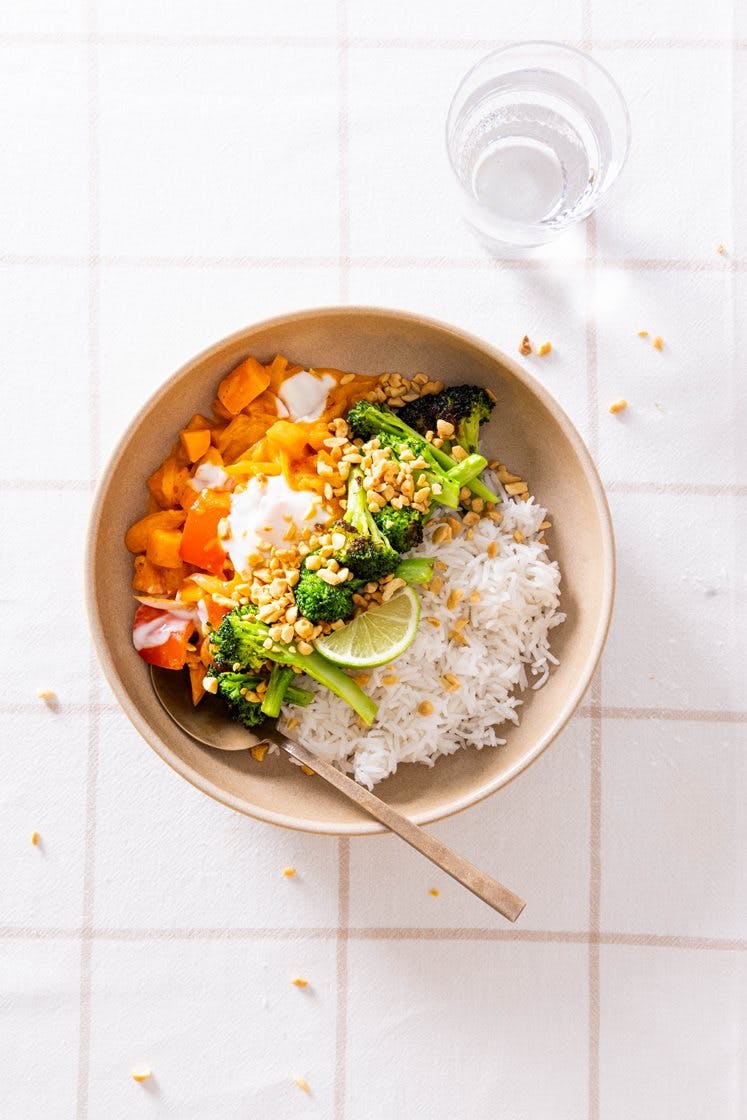 Massaman grønnsakscurry med ris og stekt brokkoli