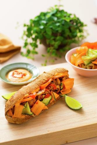 Banh mi - grov vietnamesisk bagett med hoisinstekt kyllinglår, syltede grønnsaker og chilimajones