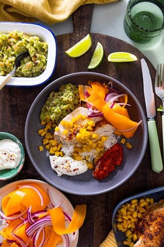 Tex-mex kylling bowl med lettsyltede grønnsaker, tomatsalsa og lettrømme