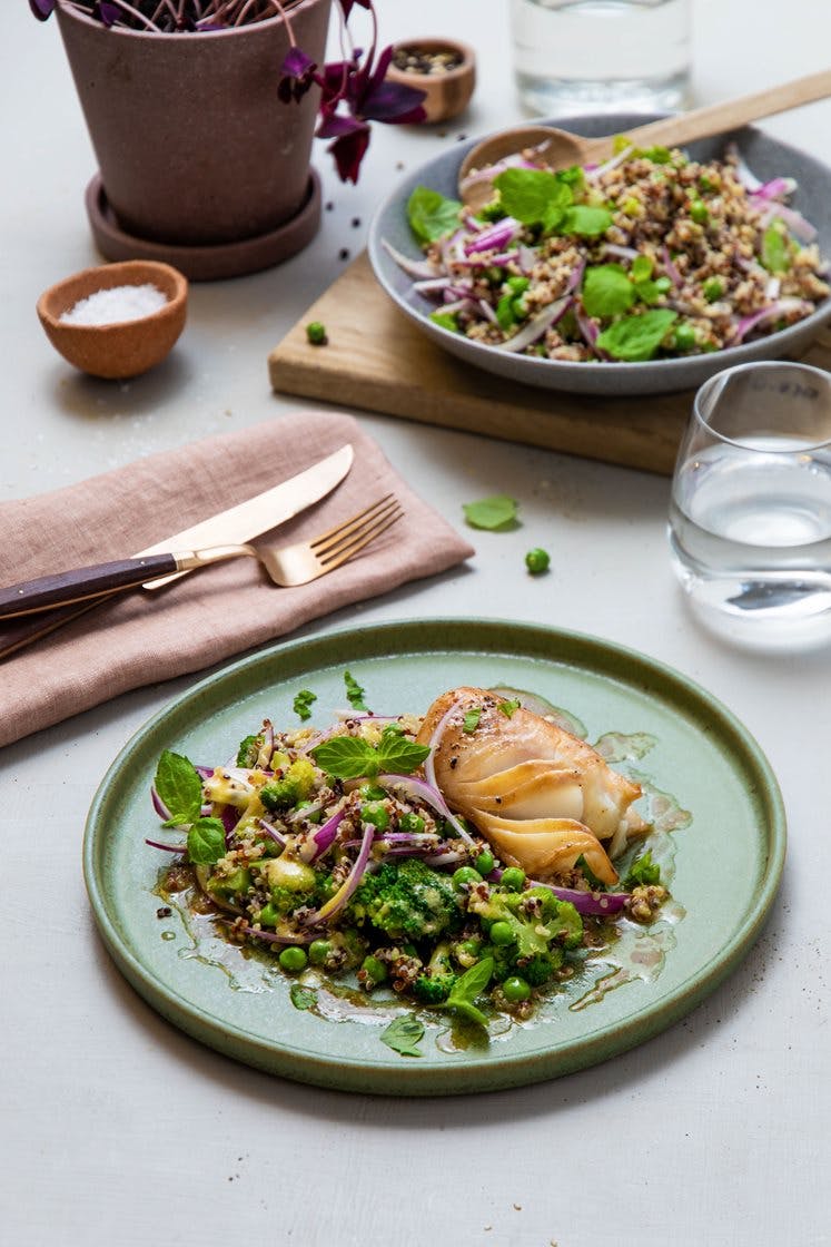 Ovnsbakt torsk med quinoa-, brokkoli- og myntesalat