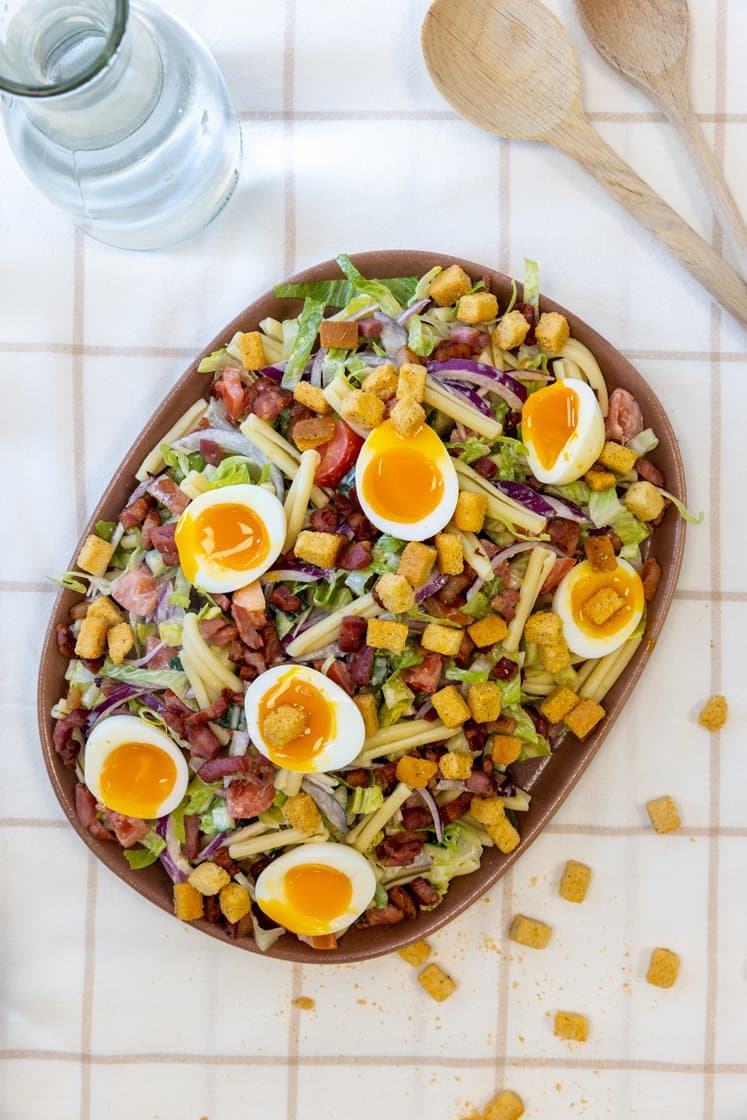 Pastasalat med bacon, egg og cæsardressing