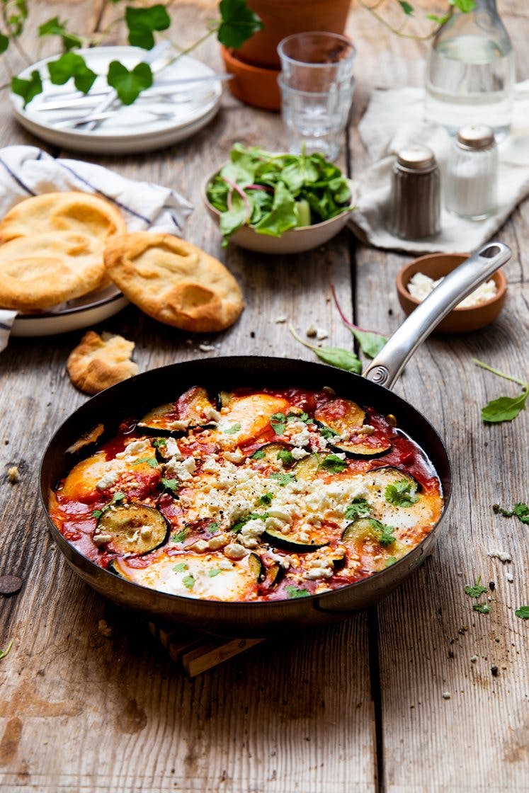 Tunisisk shakshouka: tomatsaus med egg, ovnsbakt squash og rustikke multibrød